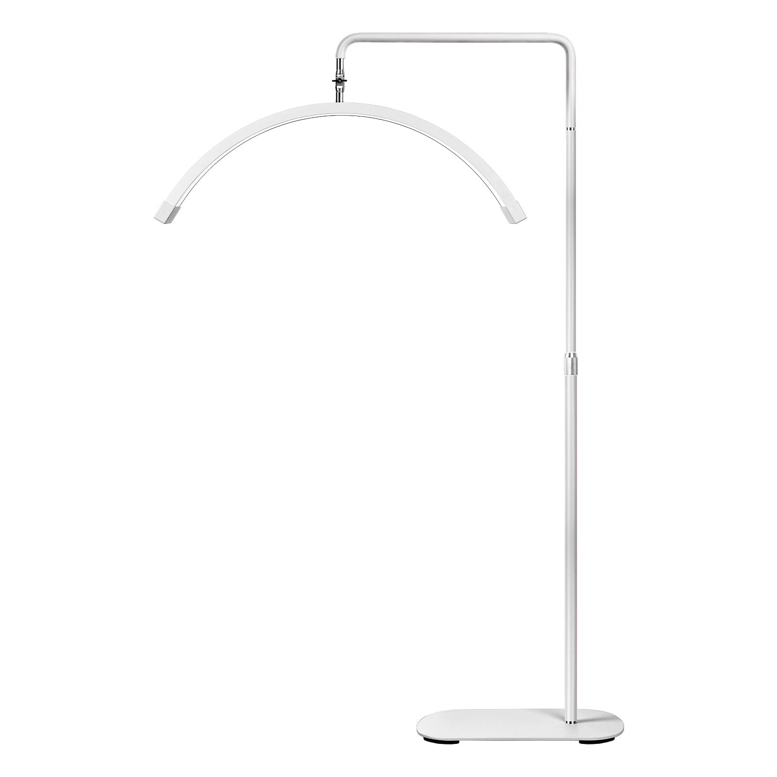 Een vloerlamp met een lichtverspreider in de vorm van een halve maan, getoond in verschillende posities om de aanpassingsmogelijkheden onder verschillende hoeken te tonen.